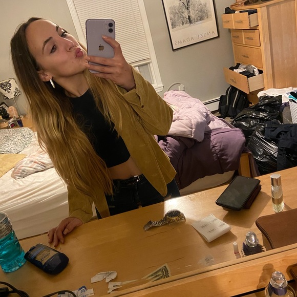 Hey guys! 💕 Meet your Posher, Christine - Picture 1 of 6